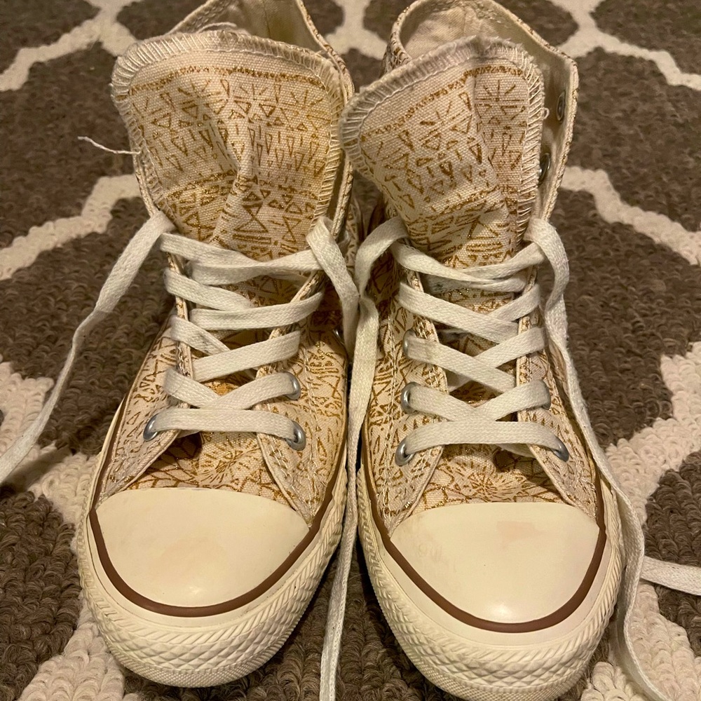LIKE NEW CONVERSE ALL STAR
